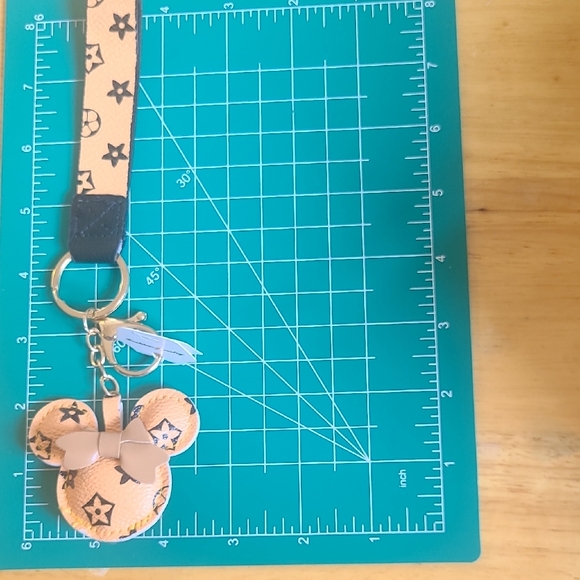 Stylish Iconic Tan Mouse Ears Keychain - Picture 7 of 7